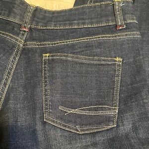 120.  Wrangler women’s Dark Blue Ankle & Cropped Jeans size 8
